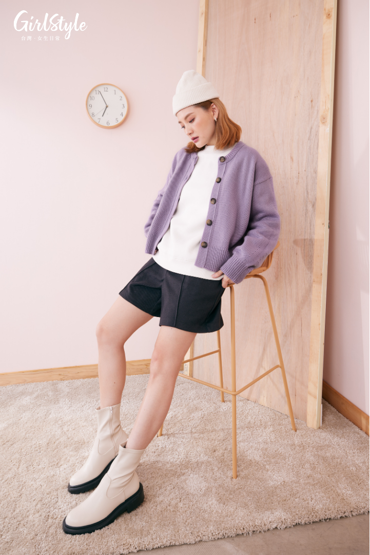 女裝重磅oversized休閒上衣 NT$590/女裝圓領開襟外套 NT$790/女裝刷毛休閒短褲 NT$790/女裝超彈性厚底靴 NT$1,290/毛帽 NT$290