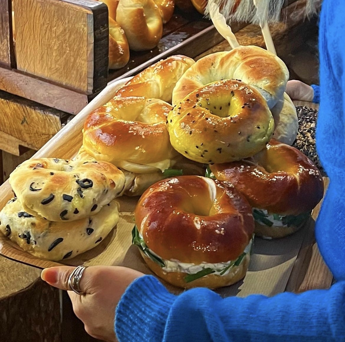 不知道London Bagel Museum吃什麼，就看旁邊韓國人夾的口味
