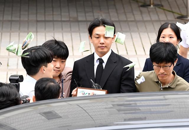 昔日風光無限的影帝劉亞仁如今遭砸錢羞辱。