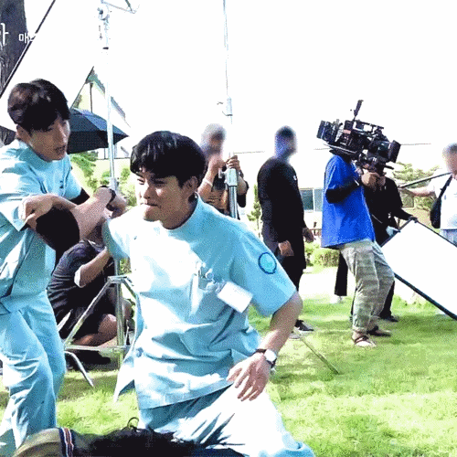 金秀賢上戲專業集中、下戲認真耍寶