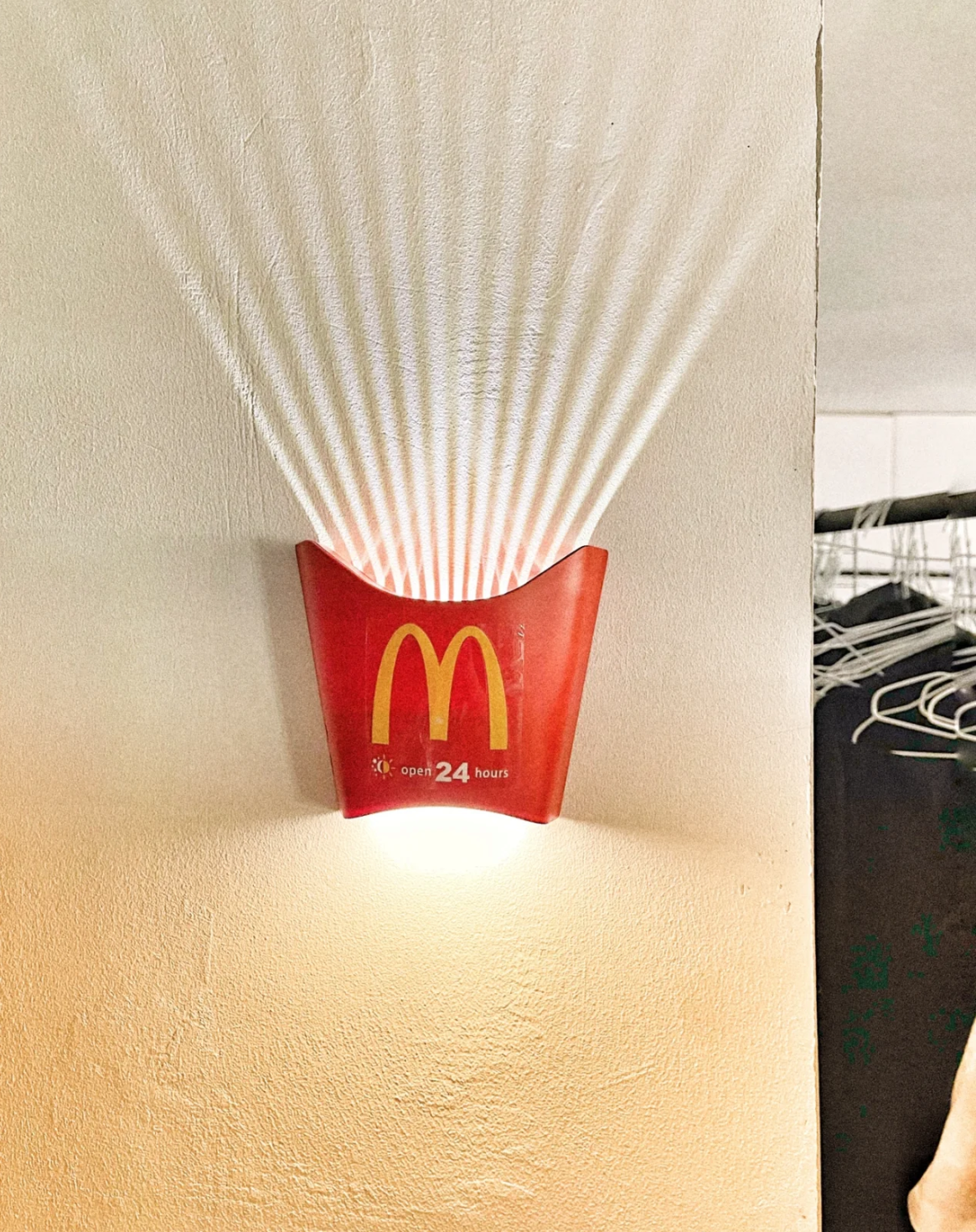 社群爆紅「麥當勞薯條投影夜燈」