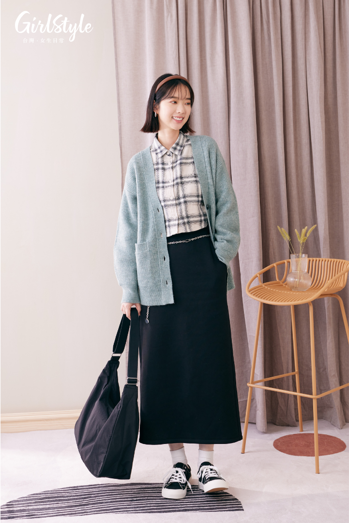 女裝法蘭絨短版襯衫(長袖) NT$690/柔軟寬鬆開襟外套 NT$990/女裝重磅休閒合身長裙 NT$790/弧形肩包NT$590/帆布運動鞋 NT$790/女裝羅紋襪子3雙裝 NT$190