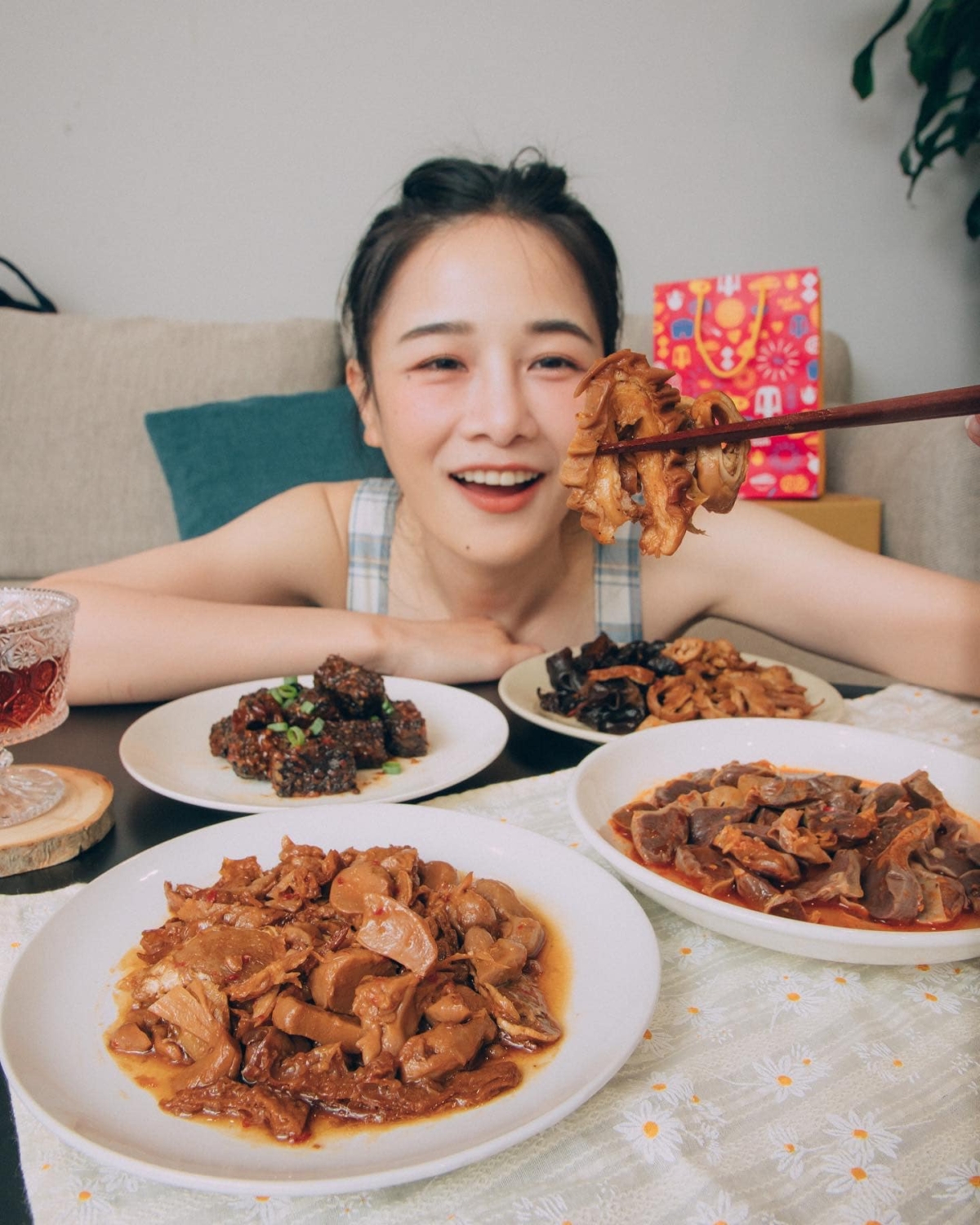 千千過往髮型清爽又顯氣質。