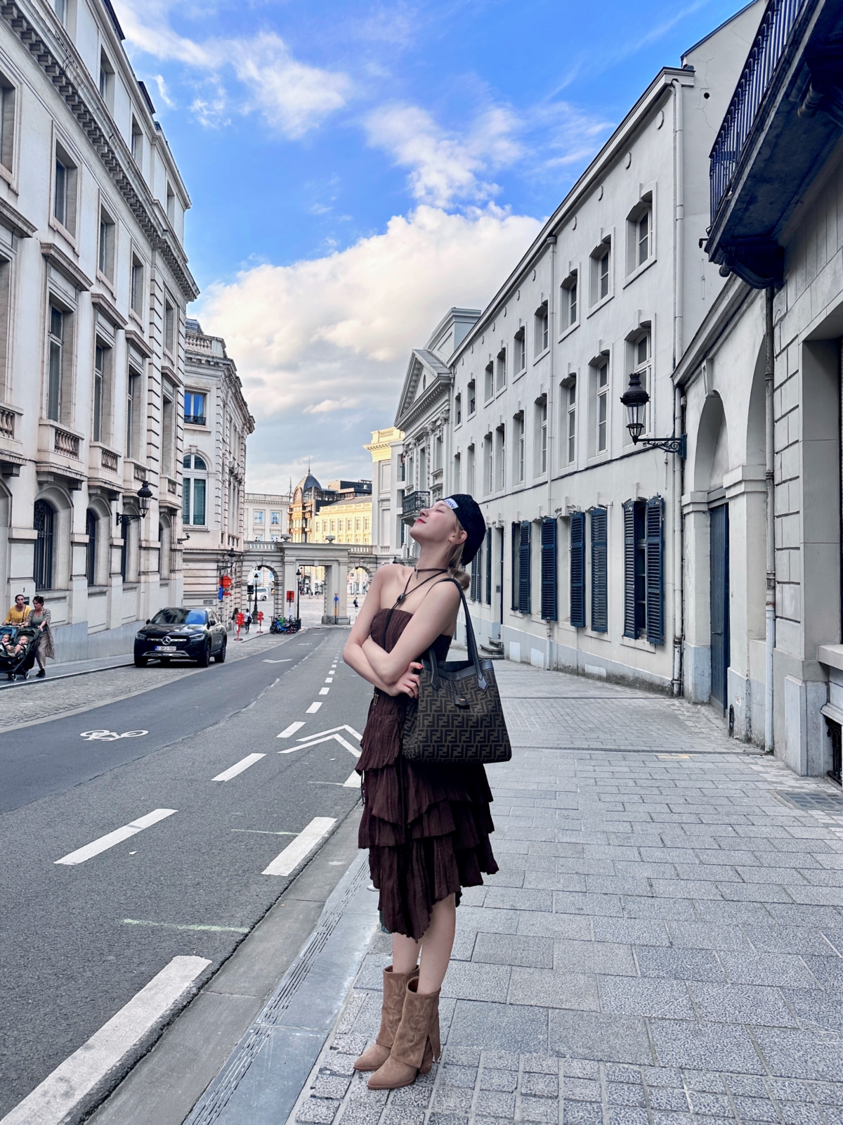 FENDI 品牌摯友 宋雨琦 漫步巴黎街頭 以俏麗造型搭配FENDI Origami包款 散發俏皮玩心