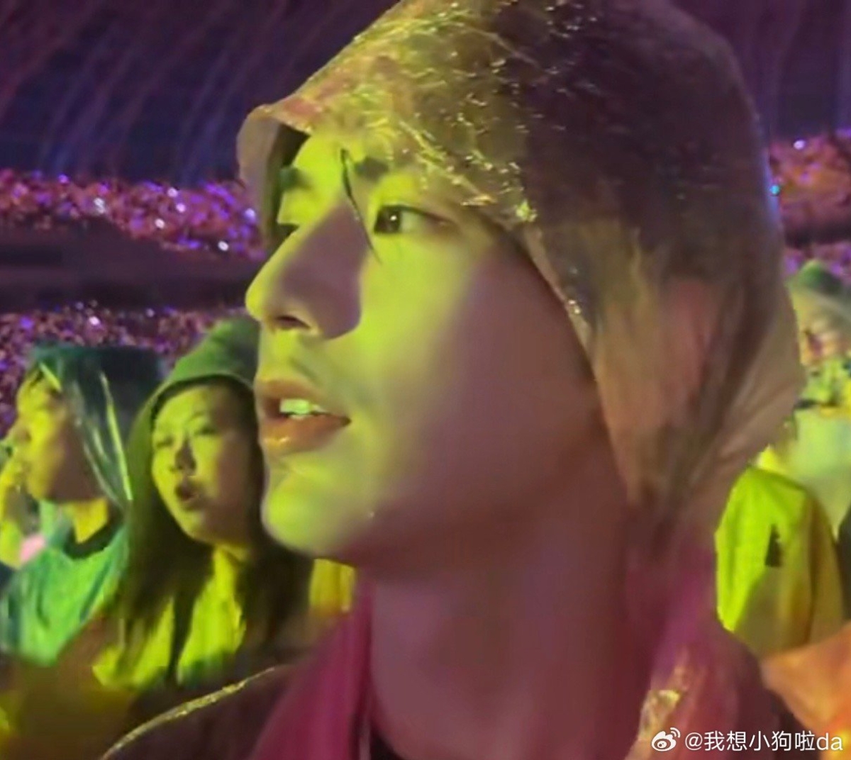 張凌赫朝聖周杰倫演唱會天津場，穿著雨衣仍舊帥氣逼人。