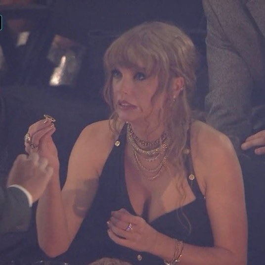 泰勒絲一臉嚇傻的表情包爆紅