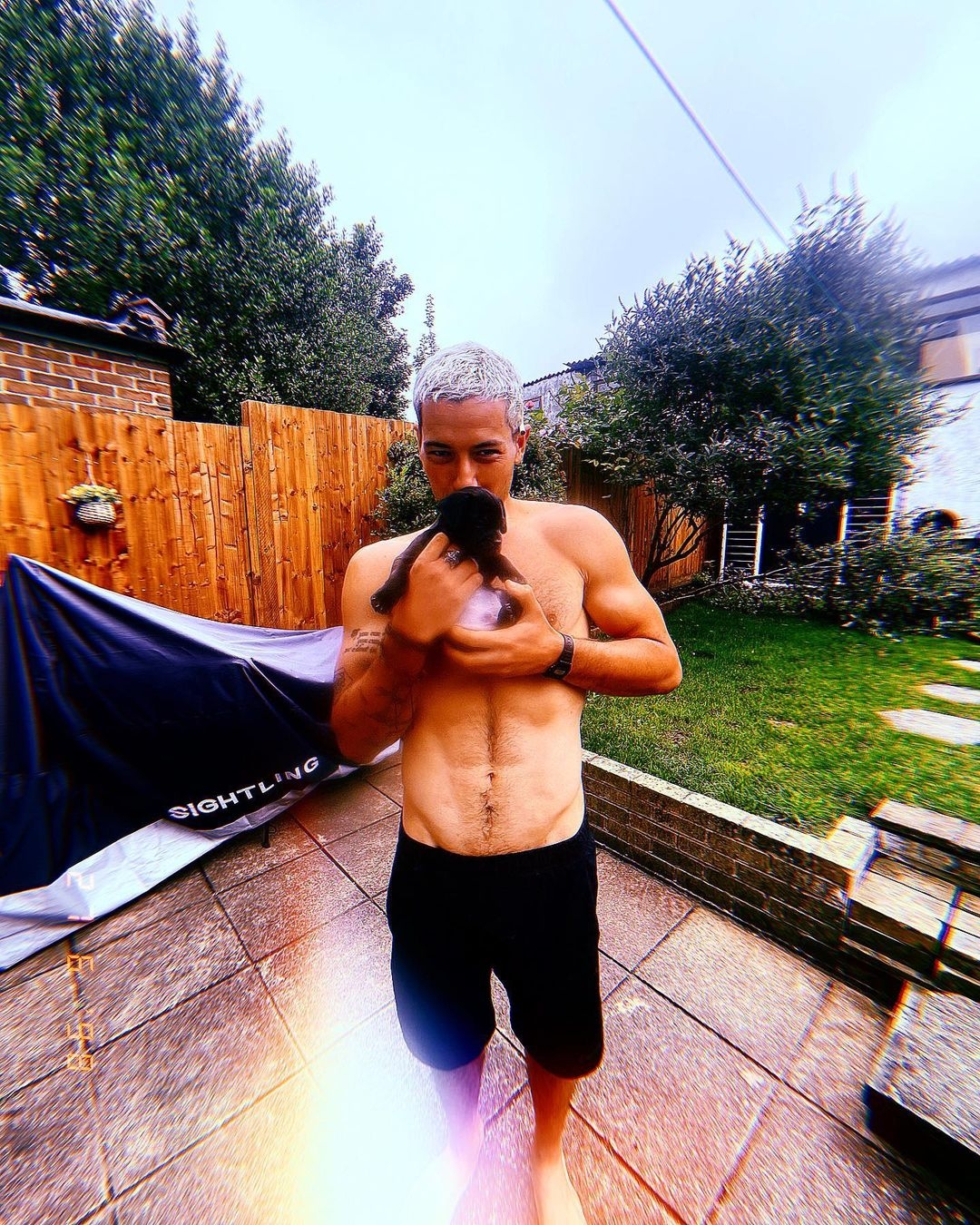 肌肉帥哥和可愛萌寵是完美組合。