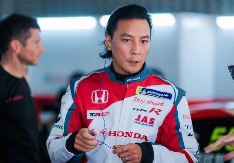 吳彥祖前陣子出席上海賽車活動,即使髮線後退依舊帥氣。