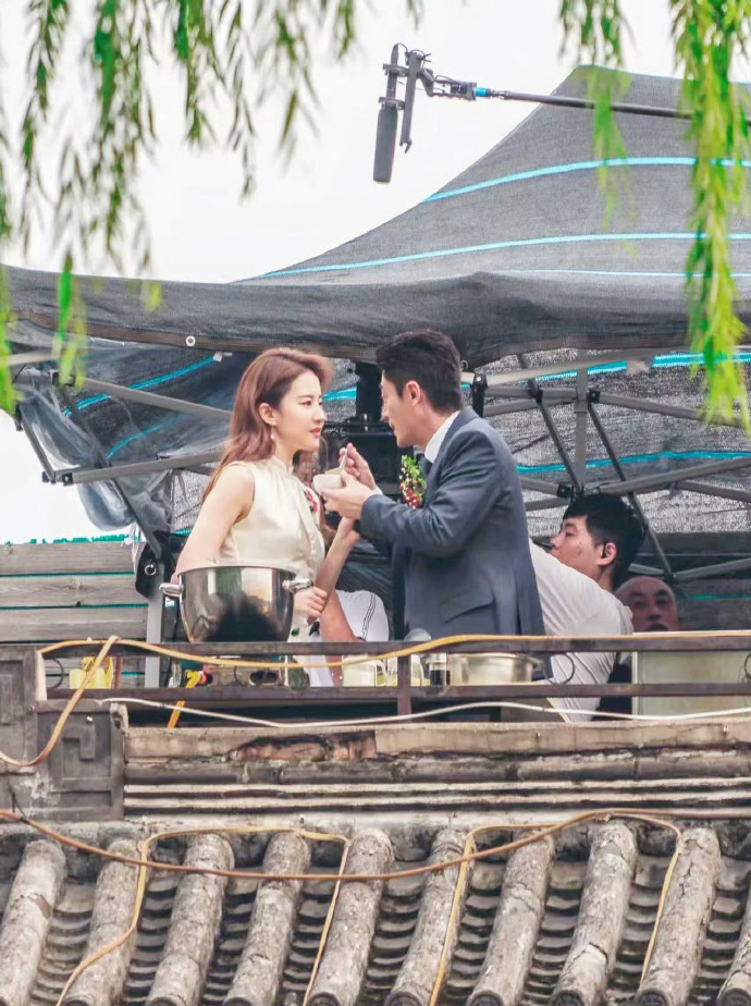 《玫瑰故事》路透照中霍建華甜蜜餵食劉亦菲。