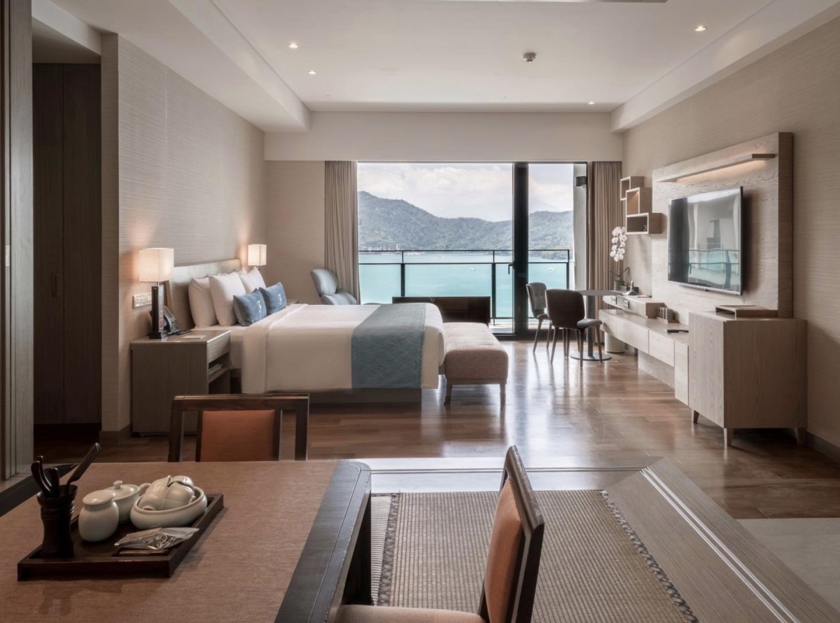 「雲品溫泉酒店」「豪華湖景套房」擁有21坪湖景大空間。