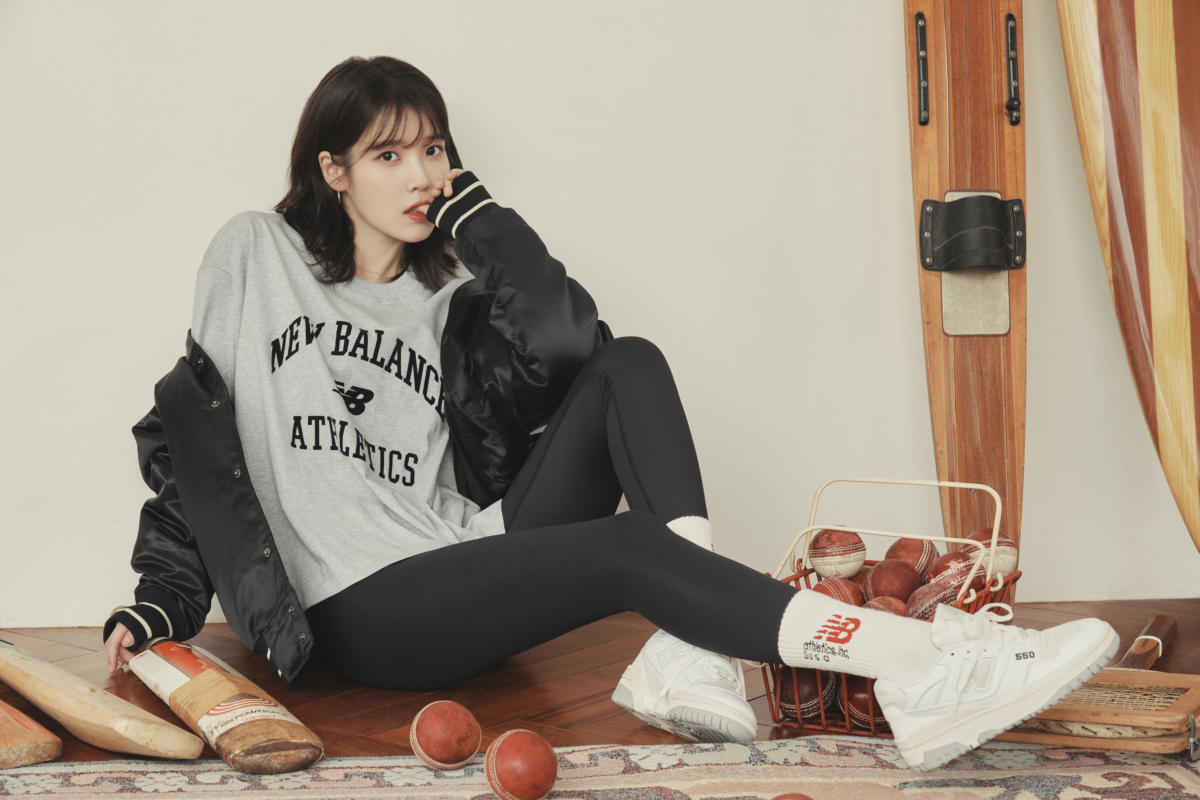 亞太區形象大使IU (李知恩) 穿上復古百搭的550鞋款，搭配NB ATHLETICS系列的簡約字母上衣和俐落的棒球外套，呈現出不同以往的酷帥氛圍。