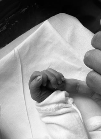 宋仲基當爸後喜曬寶寶的小手照。