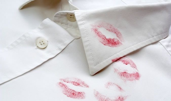 襯衫沾染口紅印