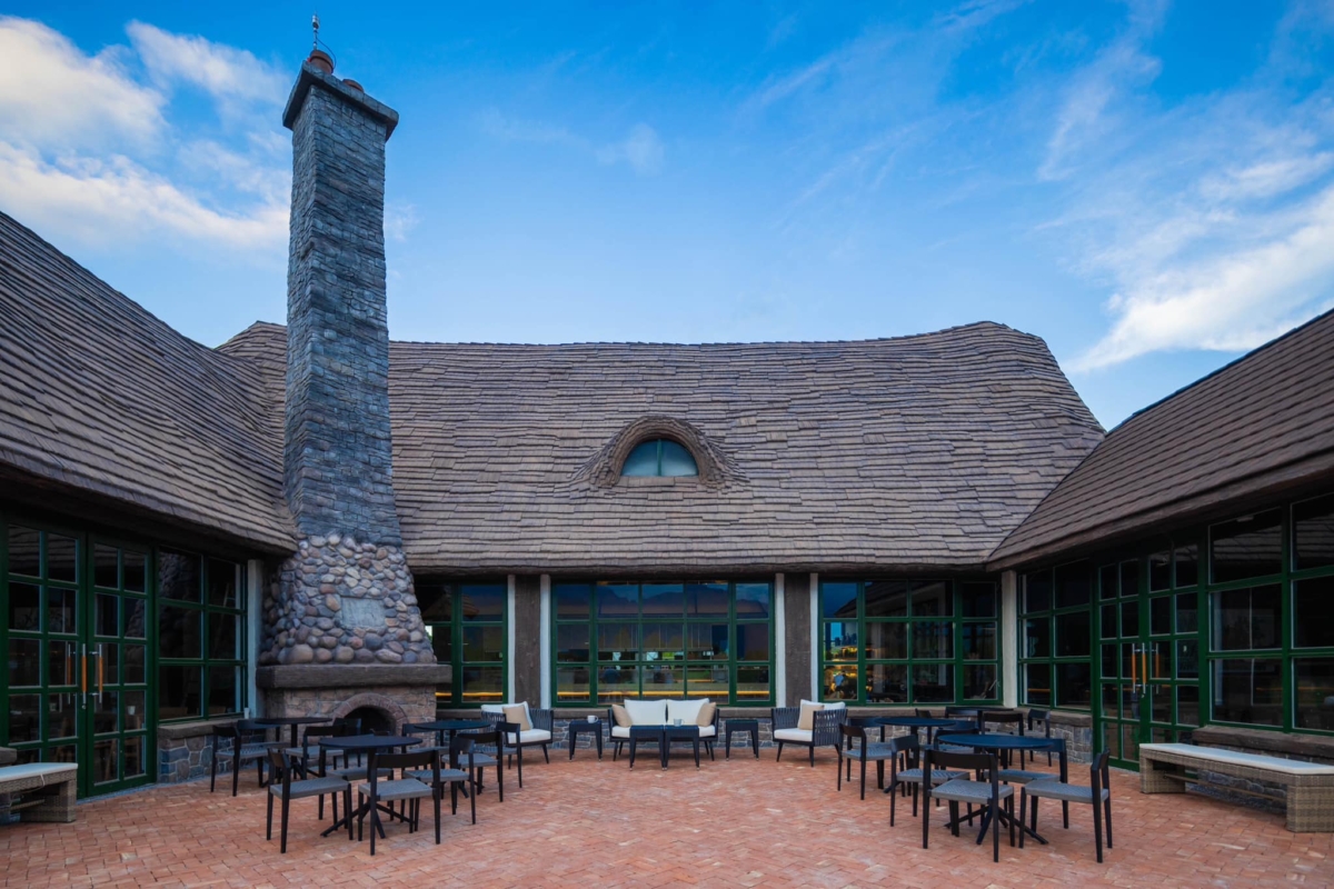 「星巴克花蓮理想門市」煙囪高聳上天。