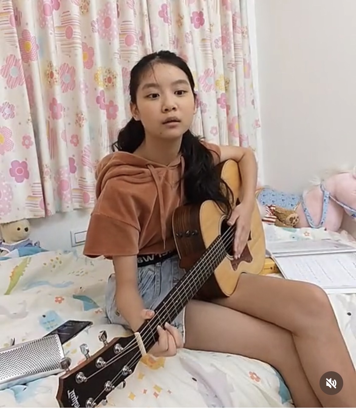 長大後的喬喬自彈自唱