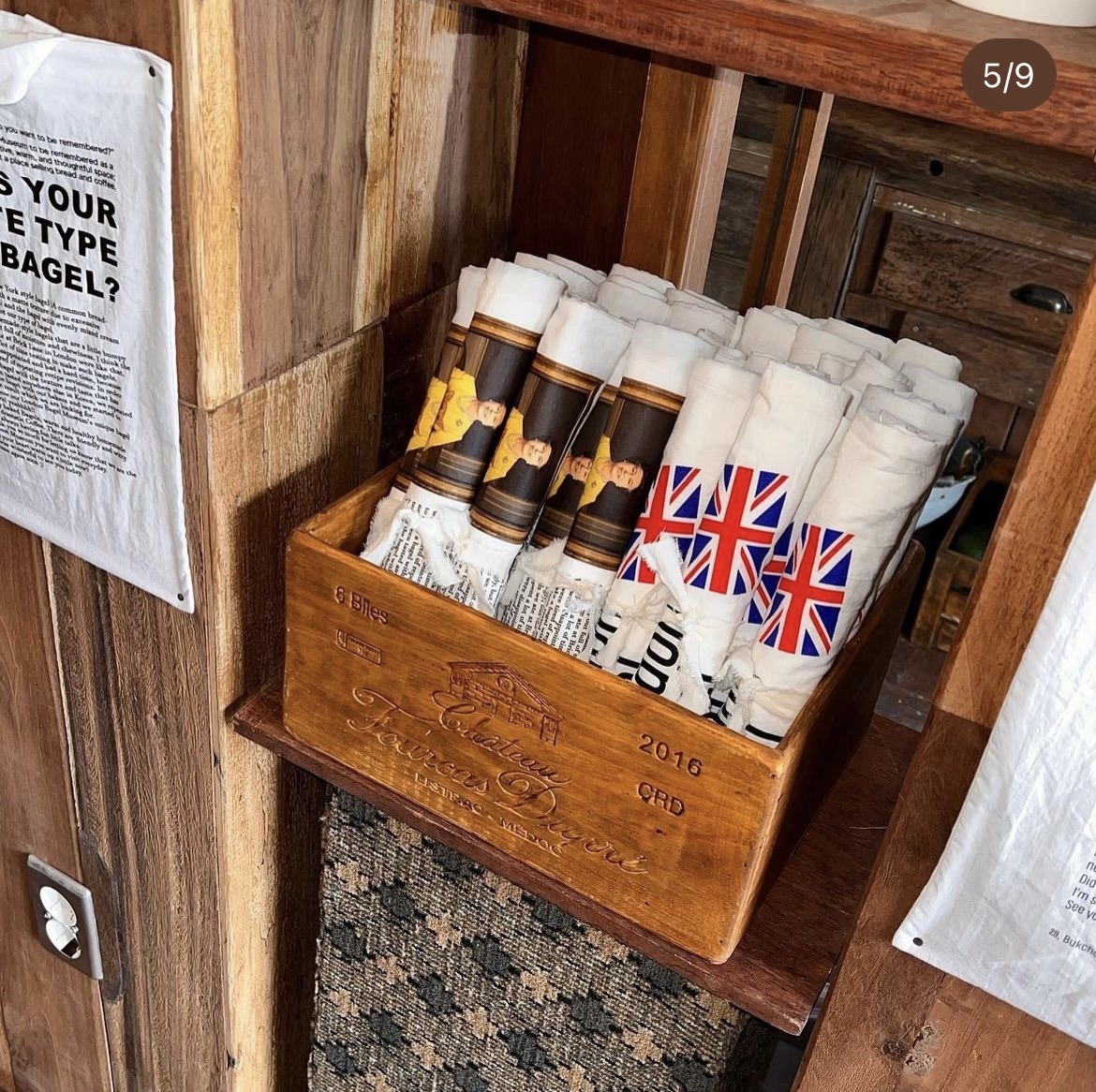 London Bagel Museum 販售許多印有英國國旗的周邊小物