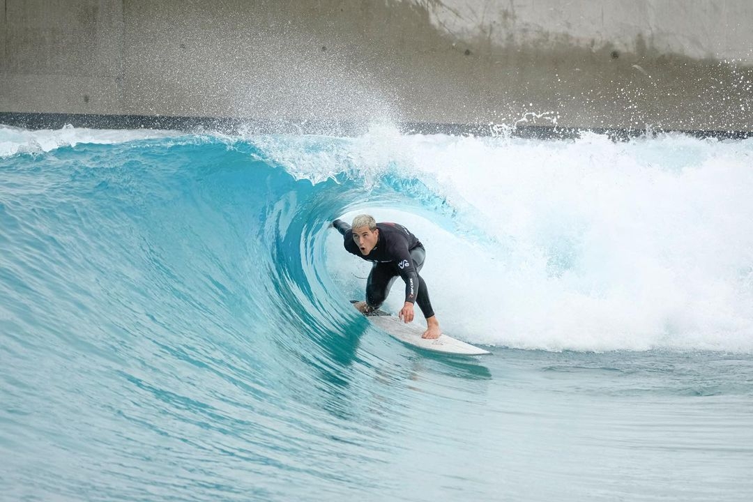 塔茲史蓋勒熱愛衝浪。