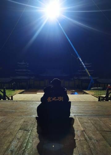 《雲之羽》導演郭敬明分享迎向亮光的照片，表示：「希望朝更光明處飛去」。