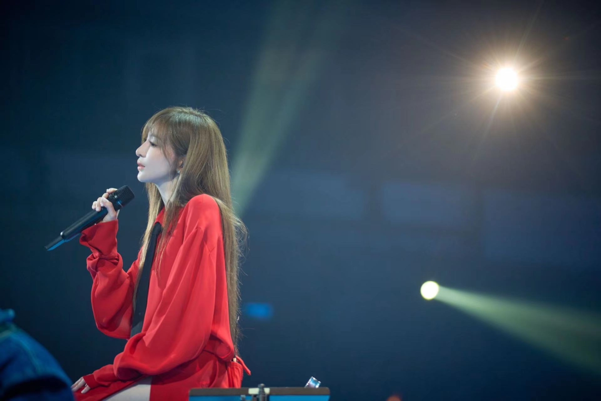 王心凌日前於台北小巨蛋展開《2023 SUGAR HIGH世界巡迴演唱會》,以Valentino Black Tie 黑領帶系列紅色長裙搭上經典黑領帶亮相,展現甜美與率性時尚風範