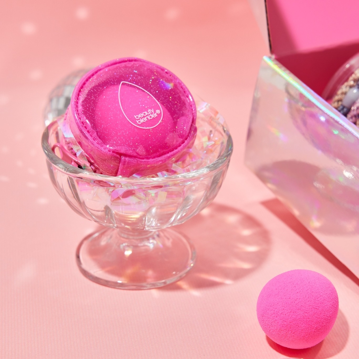 精緻圓形透氣拉鍊收納包中，內含一顆經典原創粉美妝蛋、旅行專用洗潔皂和專業洗潔器