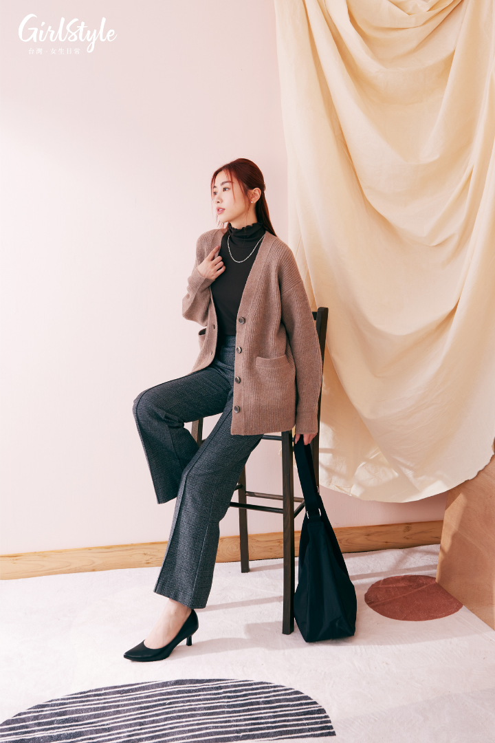 女裝柔軟羅紋高領T恤 NT$390/柔軟寬鬆開襟外套 NT$990/女裝毛呢喇叭褲 NT$990/女裝舒適包鞋 NT$990/弧形肩包NT$590