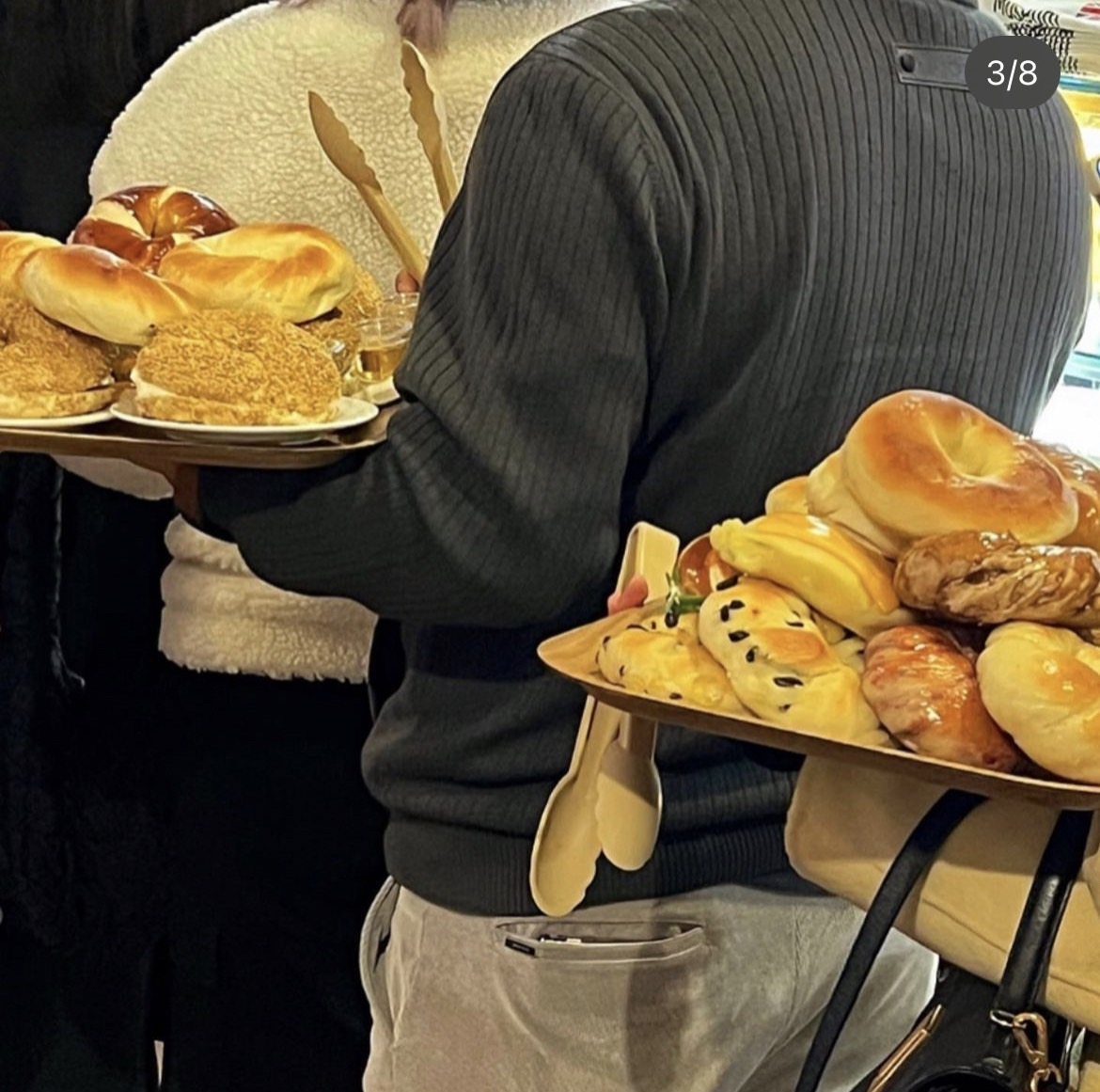 由於London Bagel Museum 排隊人潮實在太誇張，許多顧客都會夾滿滿一盤