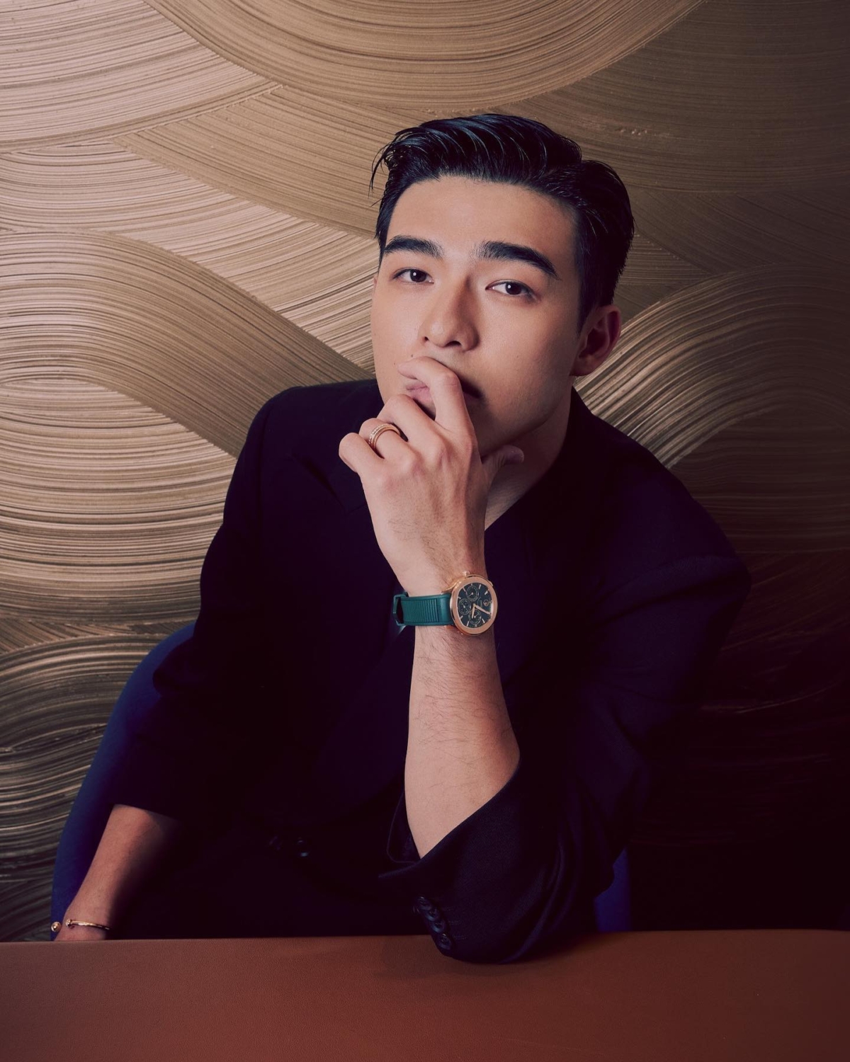 新生代男星陳昊森爆紅之後戲約滿檔，成為各大品牌的代言人。