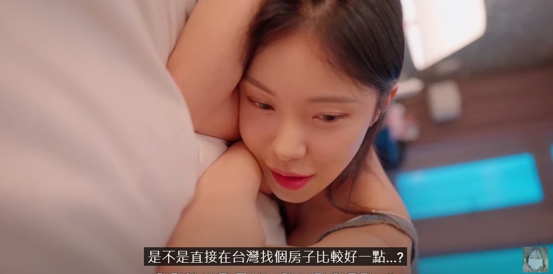 李多慧躺在飯店床上與粉絲分享自己最近動了想在台灣找房的念頭。