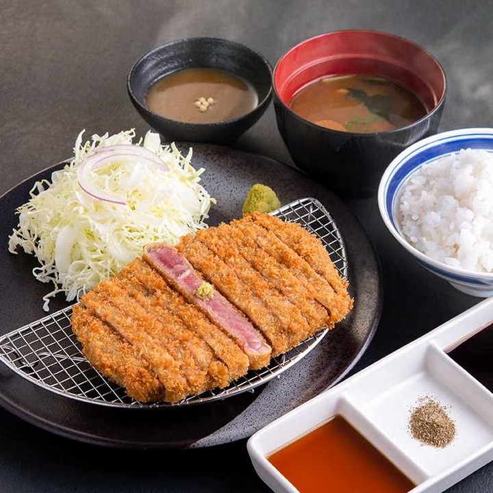 「京都勝牛」快炸60秒牛排軟嫩多汁，在台灣和日本都人氣火熱。