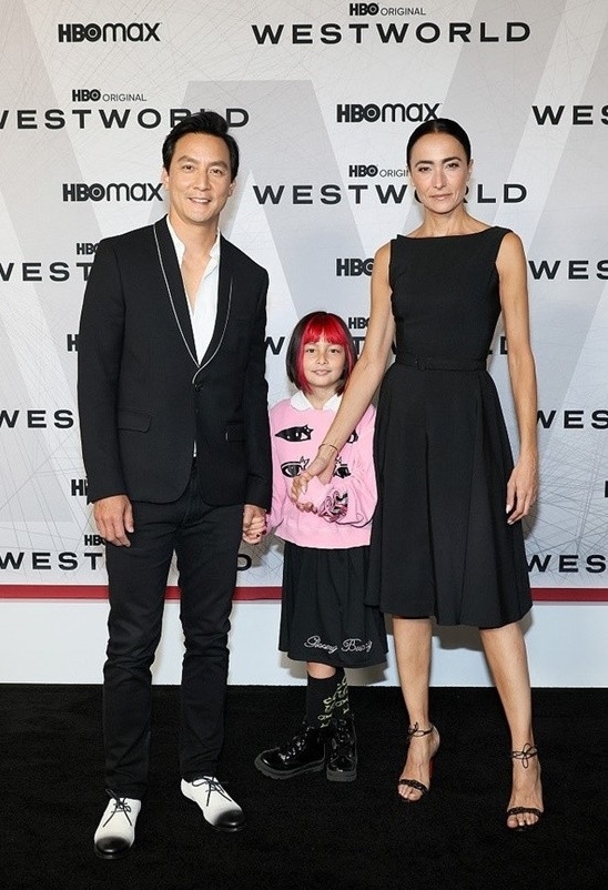 吳斐然9歲時與爸媽一同出席活動,挑染的紅髮是她的創意發想。