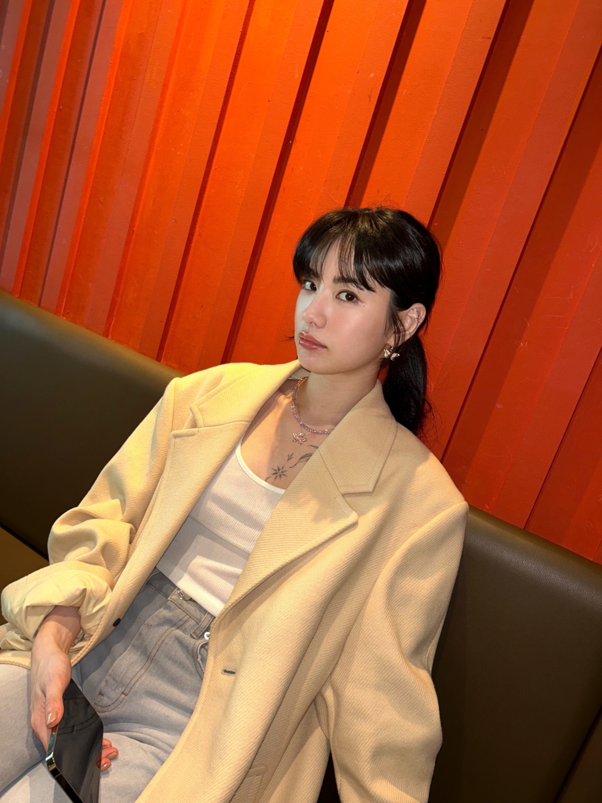林珍娜 NANA 率性機場穿搭,白背心配戴 Swarovski 飾品閃耀來台