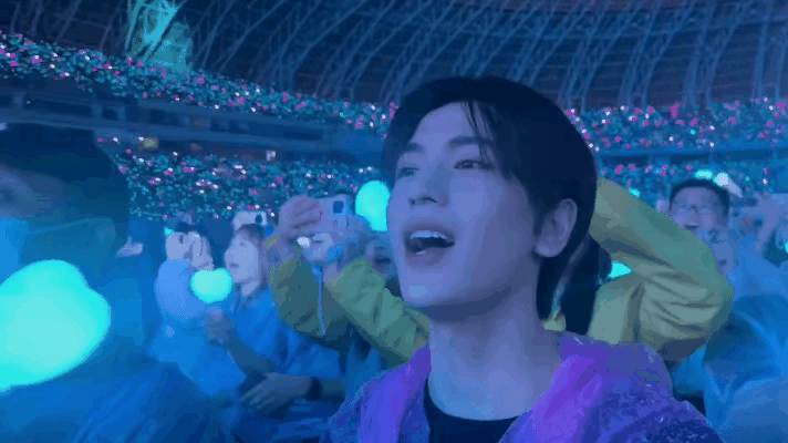 張凌赫在台下專注地唱歌，單純模樣超可愛。