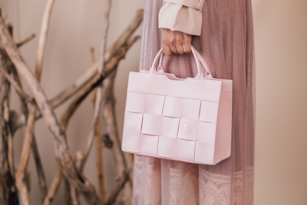 「星巴克花蓮理想門市」開幕限定「粉色編織提袋」夢幻破表。