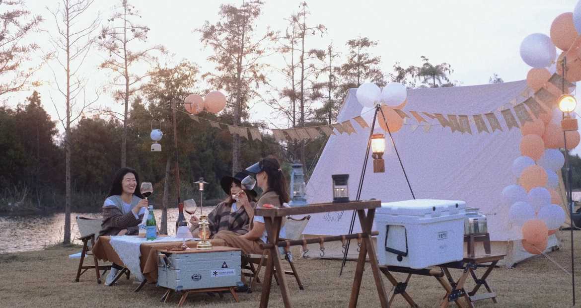 露營拍照技巧5：有閨蜜在隨便拍都好看