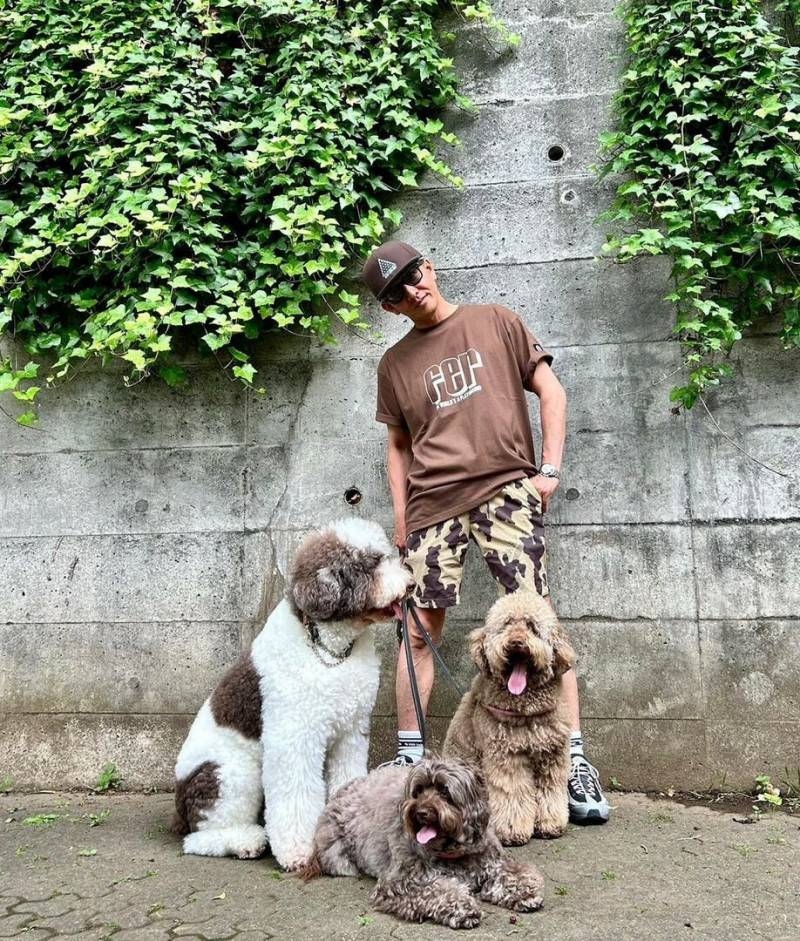 木村拓哉一身超潮勁裝去遛狗。