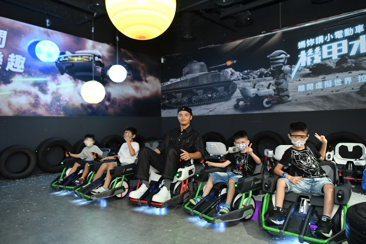 「機甲水彈戰車」讓大人、小孩同樂。