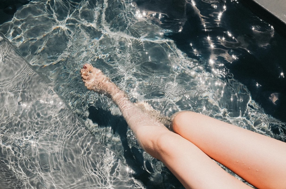 在露天浴池泡腳紓壓療癒。