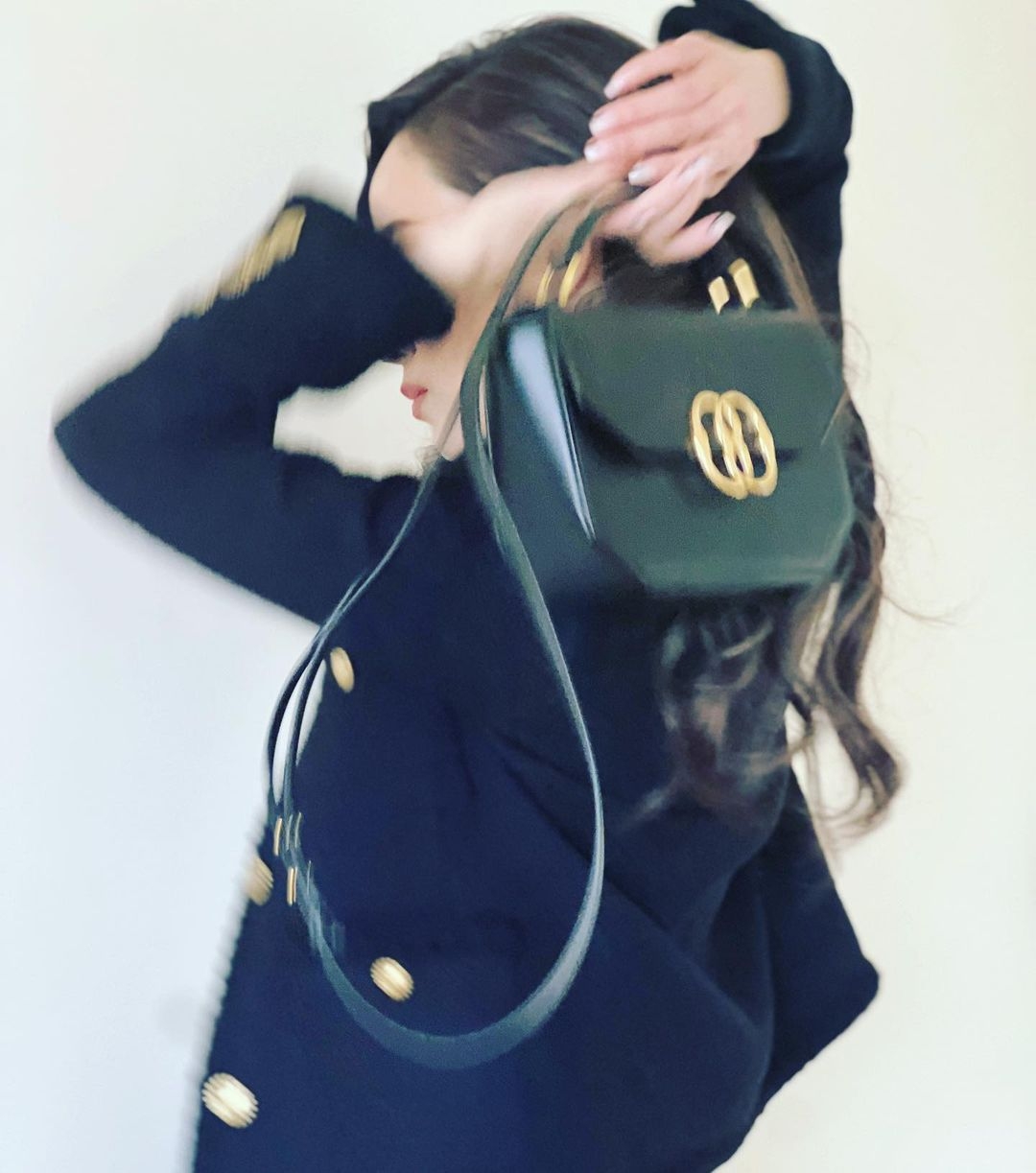 侯佩岑率性拎上EMBLEM 壓紋方型提把包