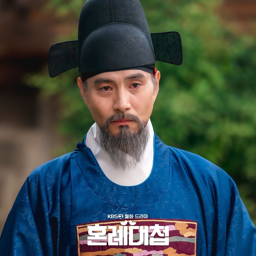 李海英在《婚禮大捷》飾演與君王對立的左翼政「曹英培」。
