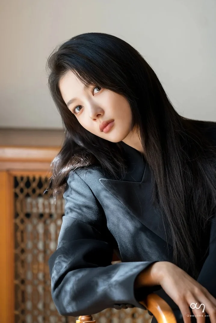 金裕貞飾演外表高傲優雅，實則擁有瘋子氣質的財閥繼承人「都道熙」