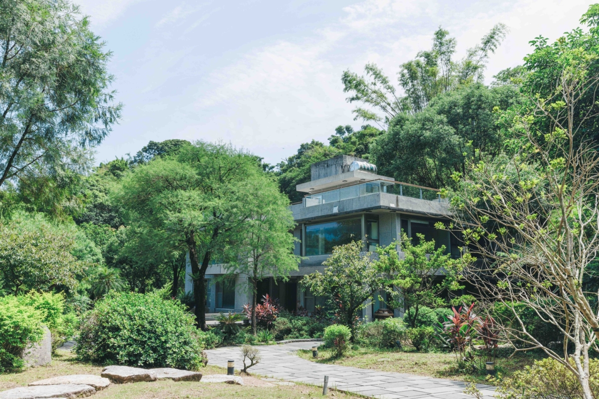 「馥森梧桐墅」建築深藏林間，環境幽靜。