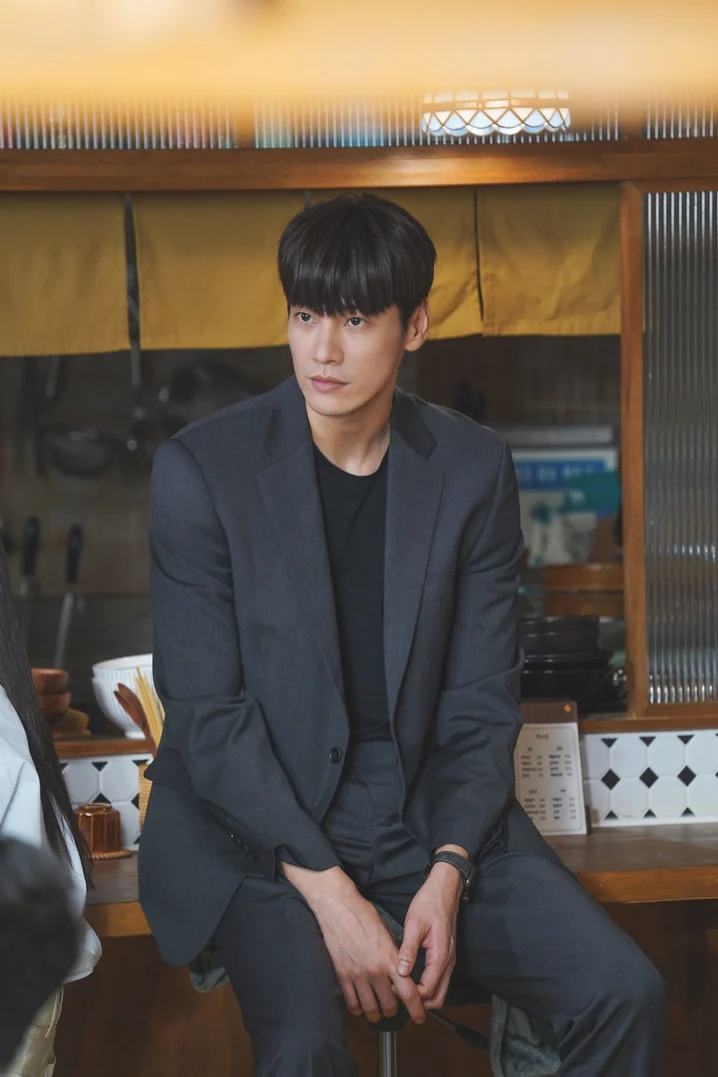 金英光則飾演被選為經歷挫折後，作為武器買賣中間人世界的核心大佬，具有四次元魅力的「文白」