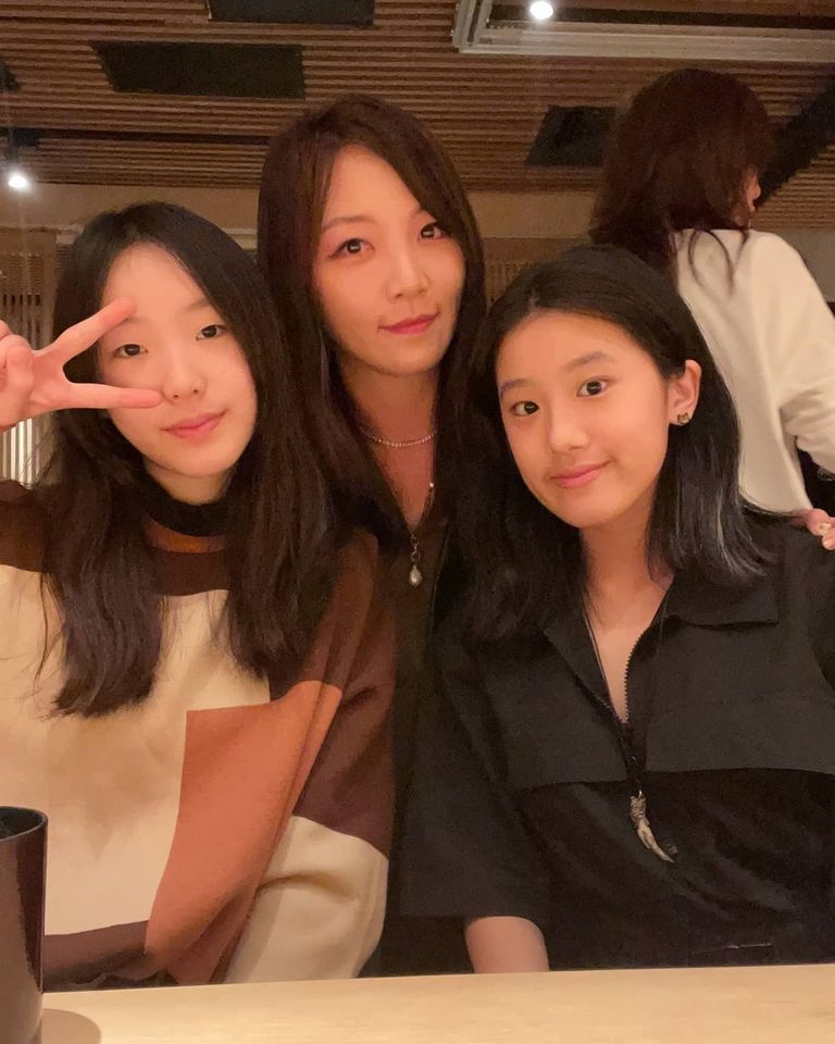 梧桐妹、Elly 3年前和舞蹈班老師合照,外界才發現兩人曾是同學。