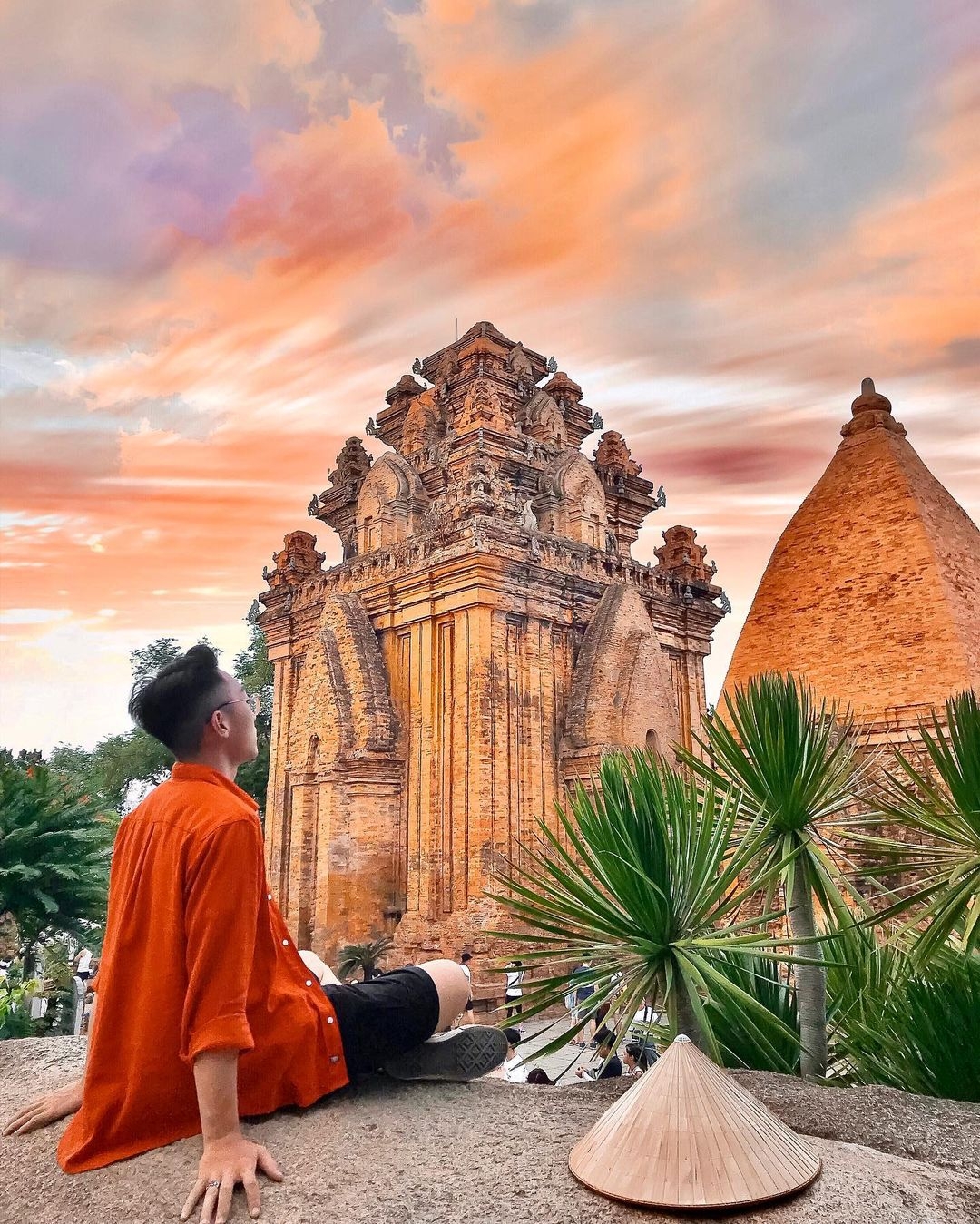 「婆那加占婆塔」襯著晚霞，美景令人難忘。