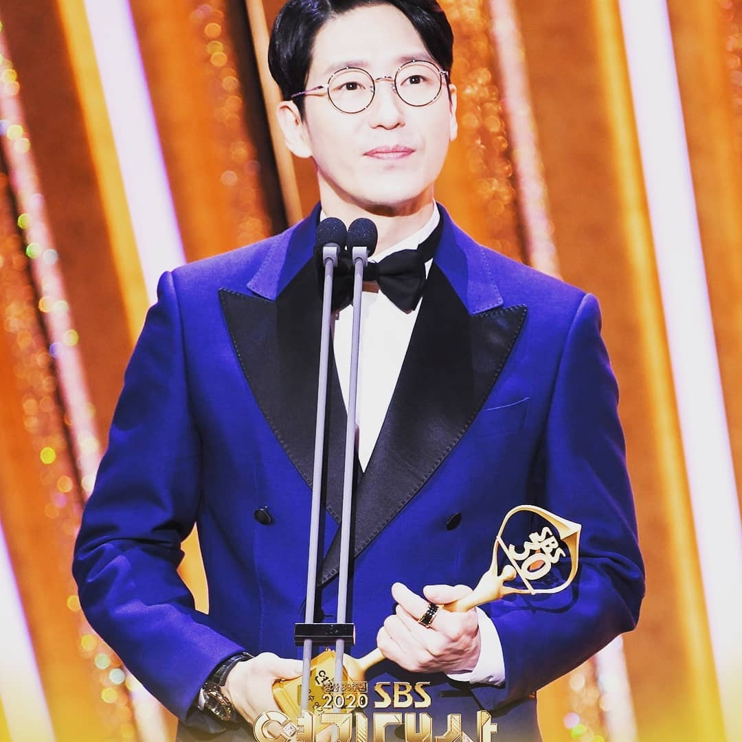 嚴基俊憑著《Penthouse上流戰爭》系列人氣飆升、獲獎無數。