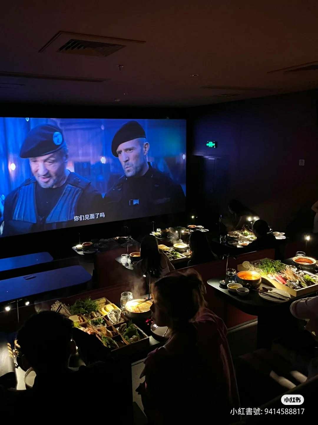 中國網友分享火鍋電影院正在上映最新的《浴血任務4》