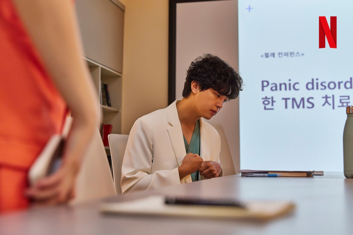 延玗臻飾演古怪的肛門外科醫生「董高允」