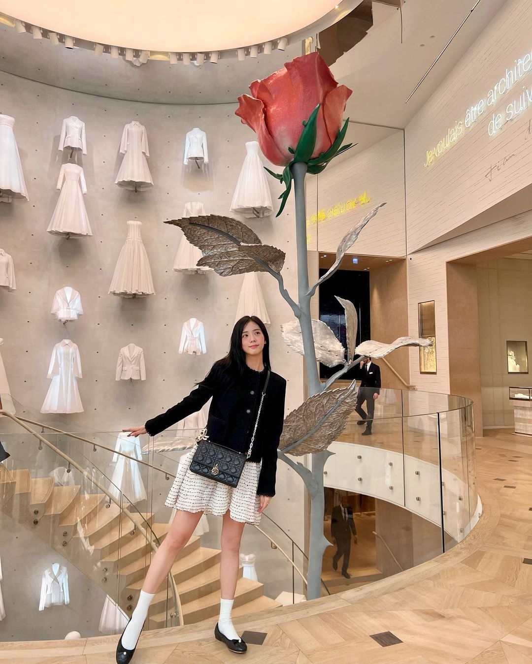 JISOO IN DIOR - MISS DIOR BAG