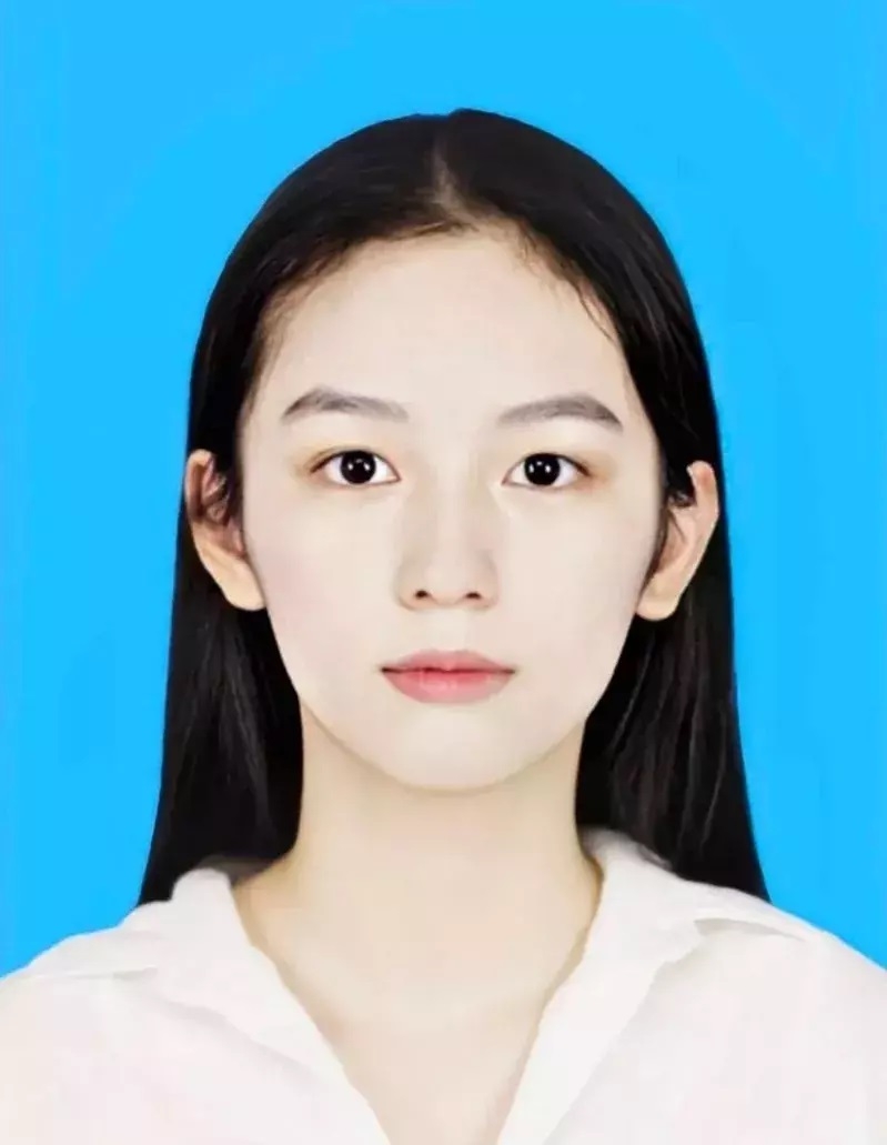 周也證件照模樣清秀。