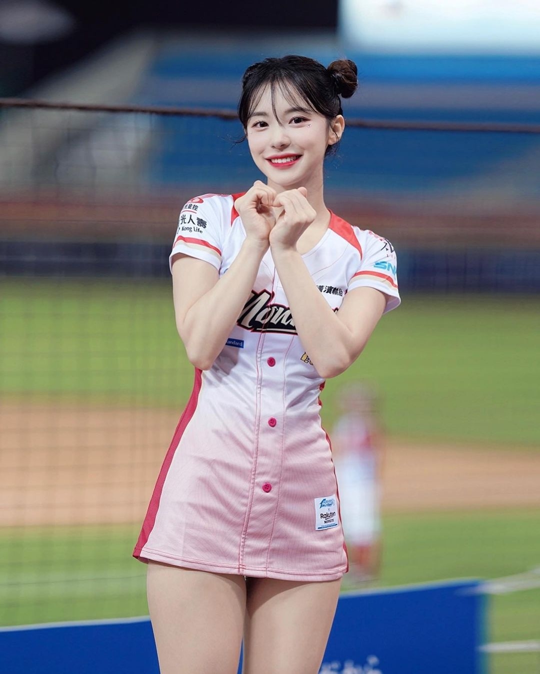 人氣火熱的南韓啦啦隊女神李多慧加入台灣YouTuber之列,同樣也是網友心目中的美女代表。